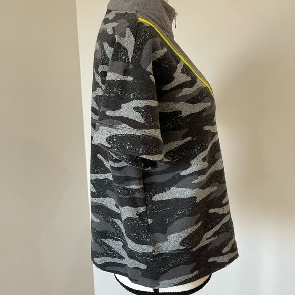 Flirtitude Active top in a size small - Picture 5 of 12